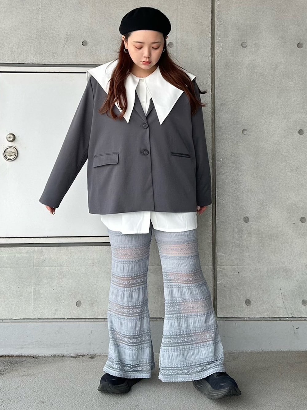 ホワイト系のシャツ/ブラウス、グレー系のテーラードジャケット、ブルー系のその他パンツを着用したレディースの春コーディネートの2枚目の写真