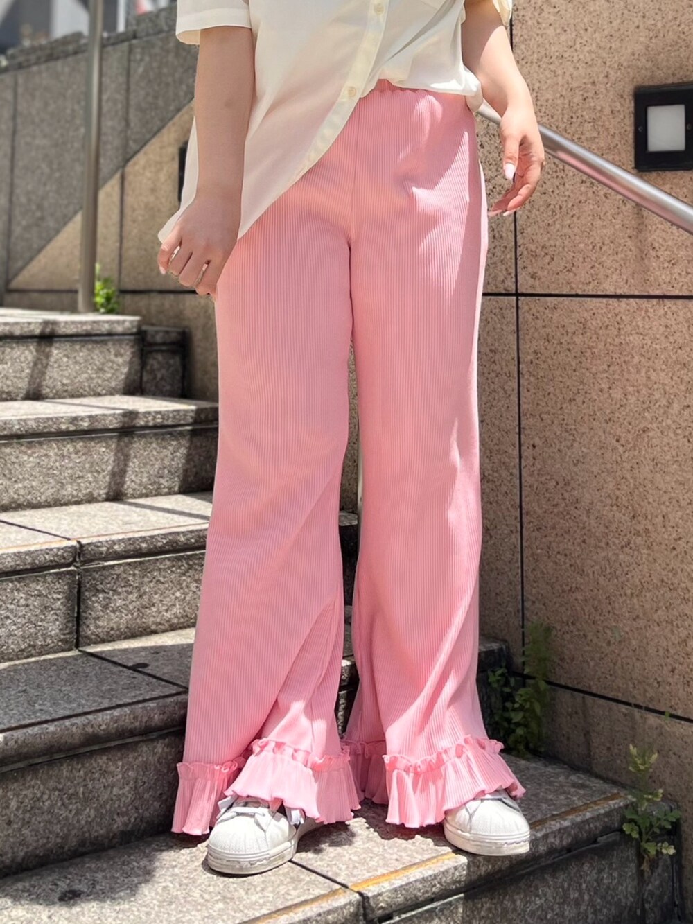 ホワイト系のシャツ/ブラウス、ピンク系のその他パンツを着用したレディースの春コーディネートの3枚目の写真