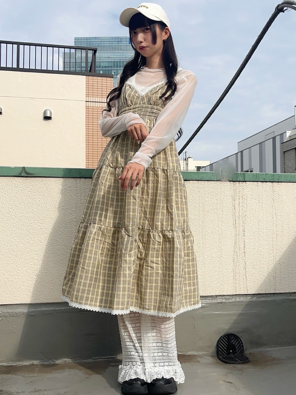 ホワイト系のその他パンツ、イエロー系のワンピース、ホワイト系のTシャツ/カットソーを着用したレディースの秋コーディネートの2枚目の写真
