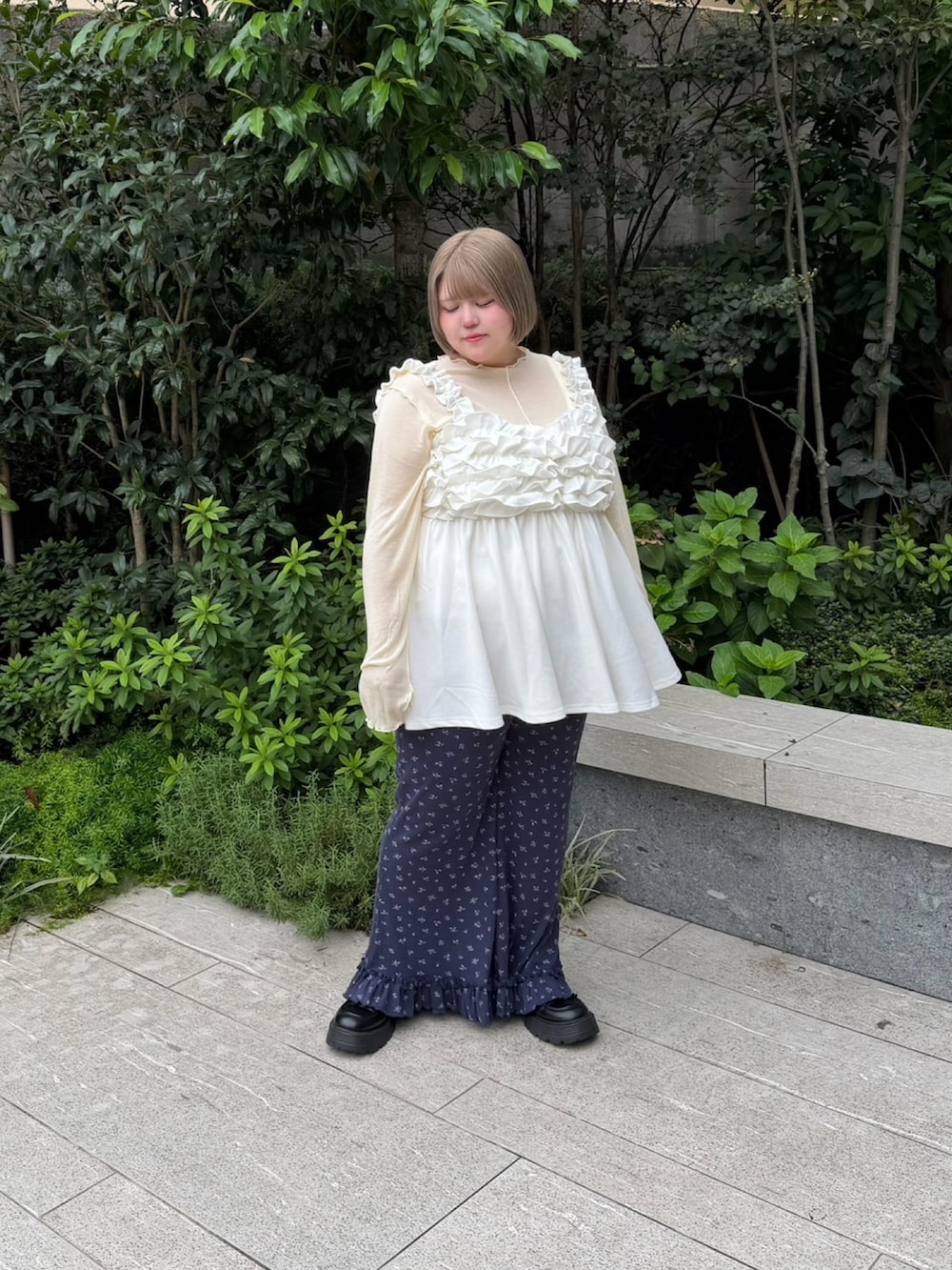 ブルー系のその他パンツ、ホワイト系のワンピース、イエロー系のTシャツ/カットソーを着用したレディースの秋コーディネートの2枚目の写真