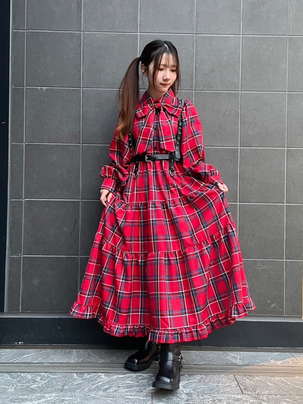 レッド系のワンピース、ブラック系のベルトを着用したレディースの秋コーディネートの2枚目の写真