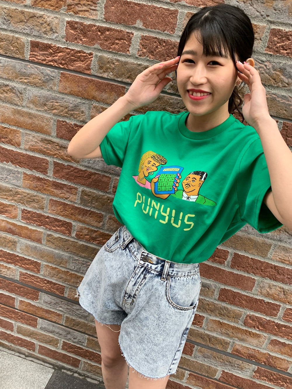 ベージュ系のナイロンジャケット、ブルー系のデニムパンツ、グリーン系のTシャツ/カットソーを着用したレディースの春コーディネートの3枚目の写真