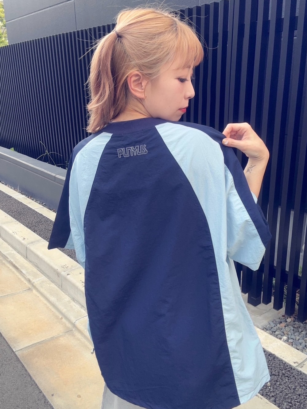 ブルー系のTシャツ/カットソー、グレー系のスウェットパンツを着用したレディースの秋コーディネートの6枚目の写真