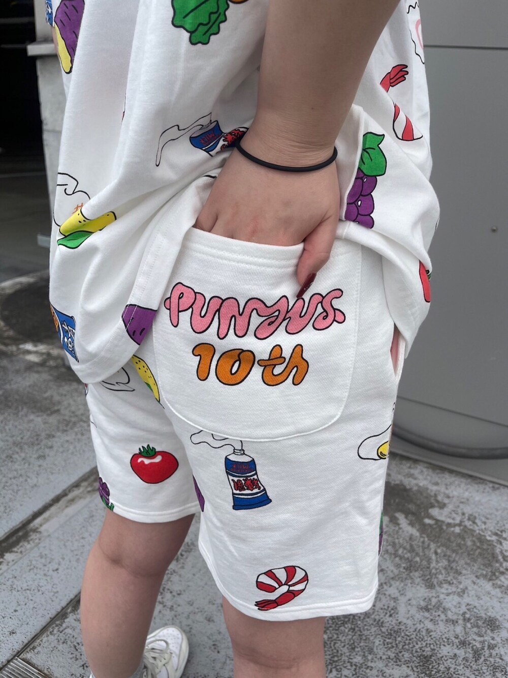 その他のスウェットパンツ、その他のTシャツ/カットソーを着用したレディースの春コーディネートの3枚目の写真