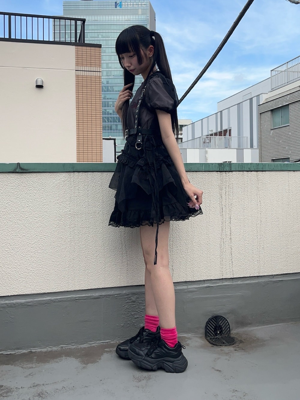 ブラック系のワンピース、ピンク系のTシャツ/カットソー、ブラック系のスカートを着用したレディースの夏コーディネートの3枚目の写真