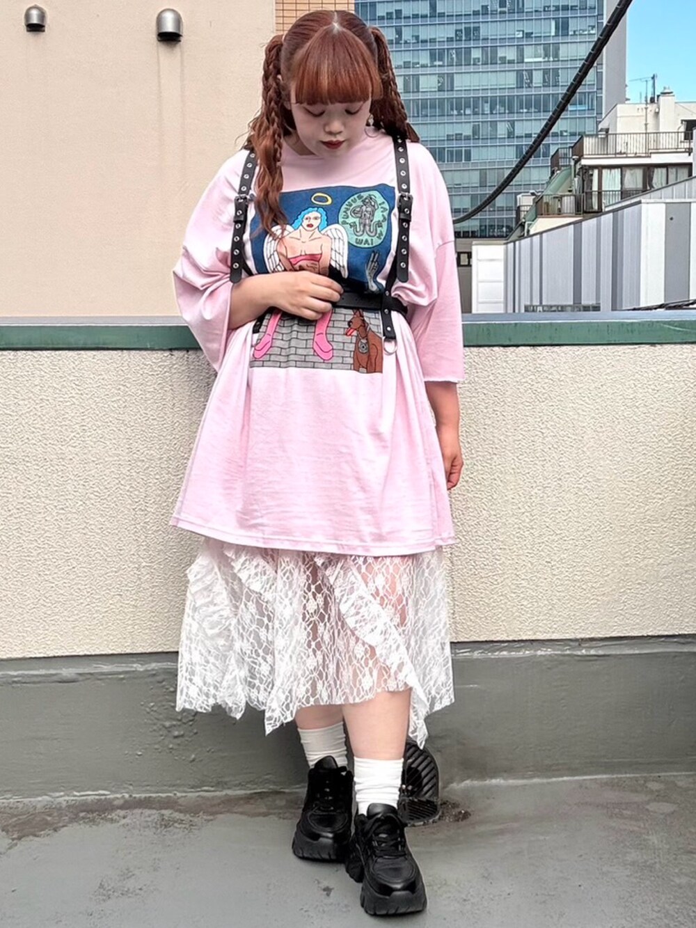 ピンク系のTシャツ/カットソー、ホワイト系のスカートを着用したレディースの夏コーディネートの2枚目の写真