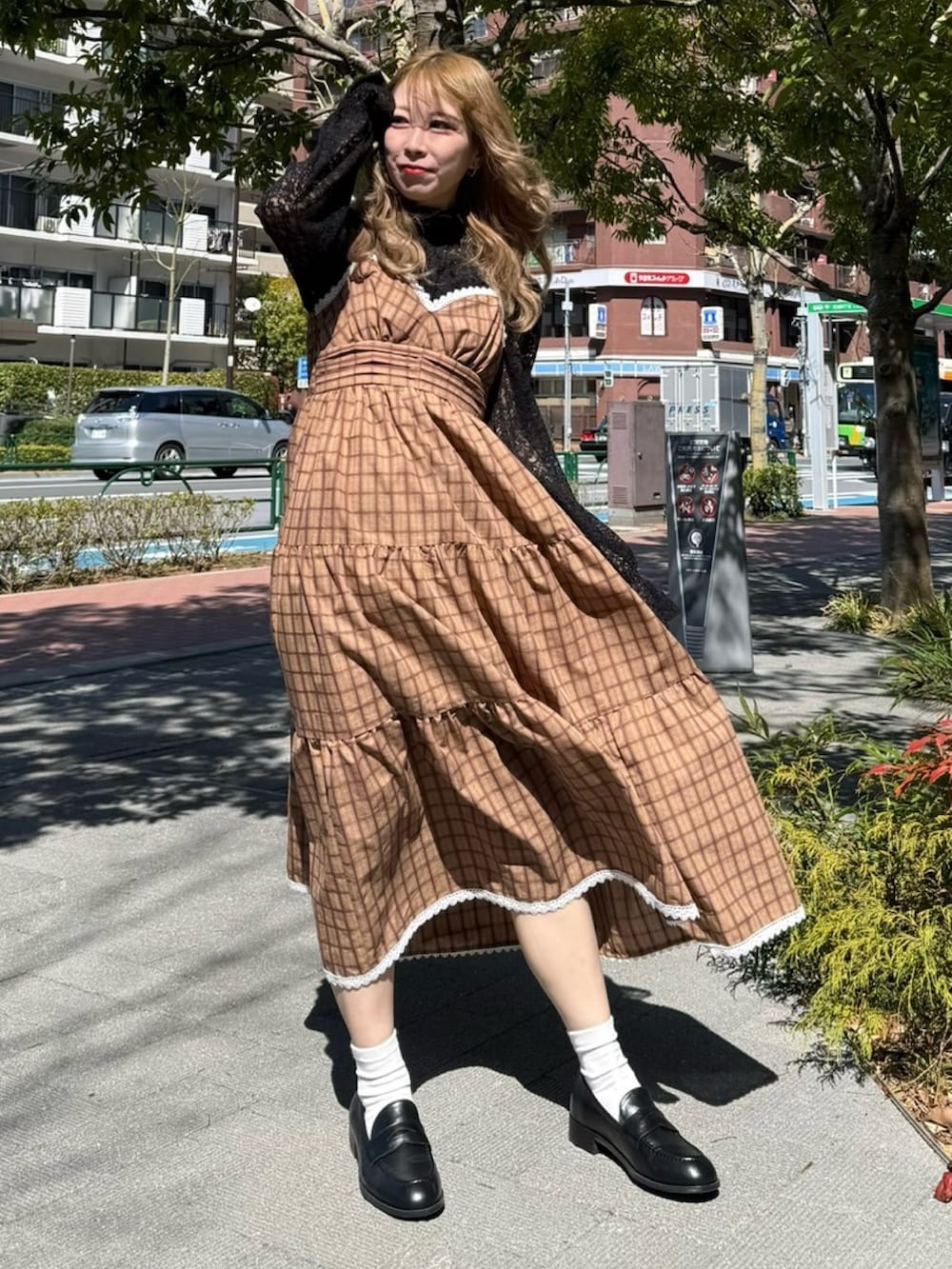 ブラウン系のワンピース、ブラック系のTシャツ/カットソーを着用したレディースの春コーディネートの3枚目の写真