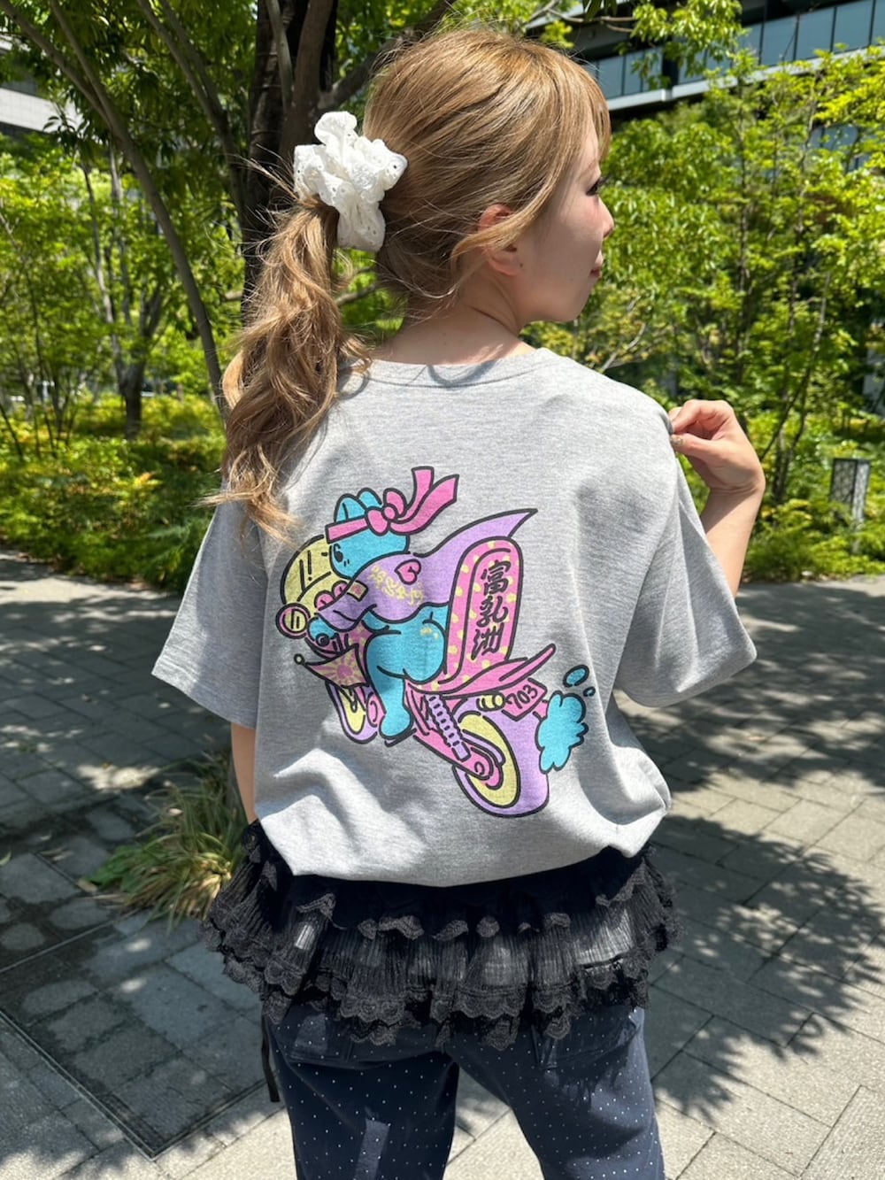 グレー系のTシャツ/カットソー、ブラック系のスカート、ブルー系のその他パンツを着用したレディースの夏コーディネートの6枚目の写真