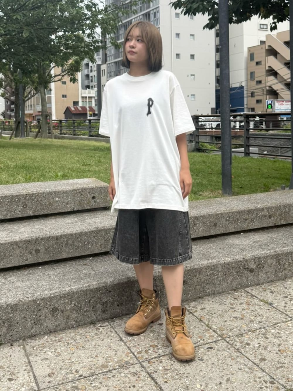ホワイト系のTシャツ/カットソー、ブラック系のデニムパンツを着用したレディースの夏コーディネートの2枚目の写真