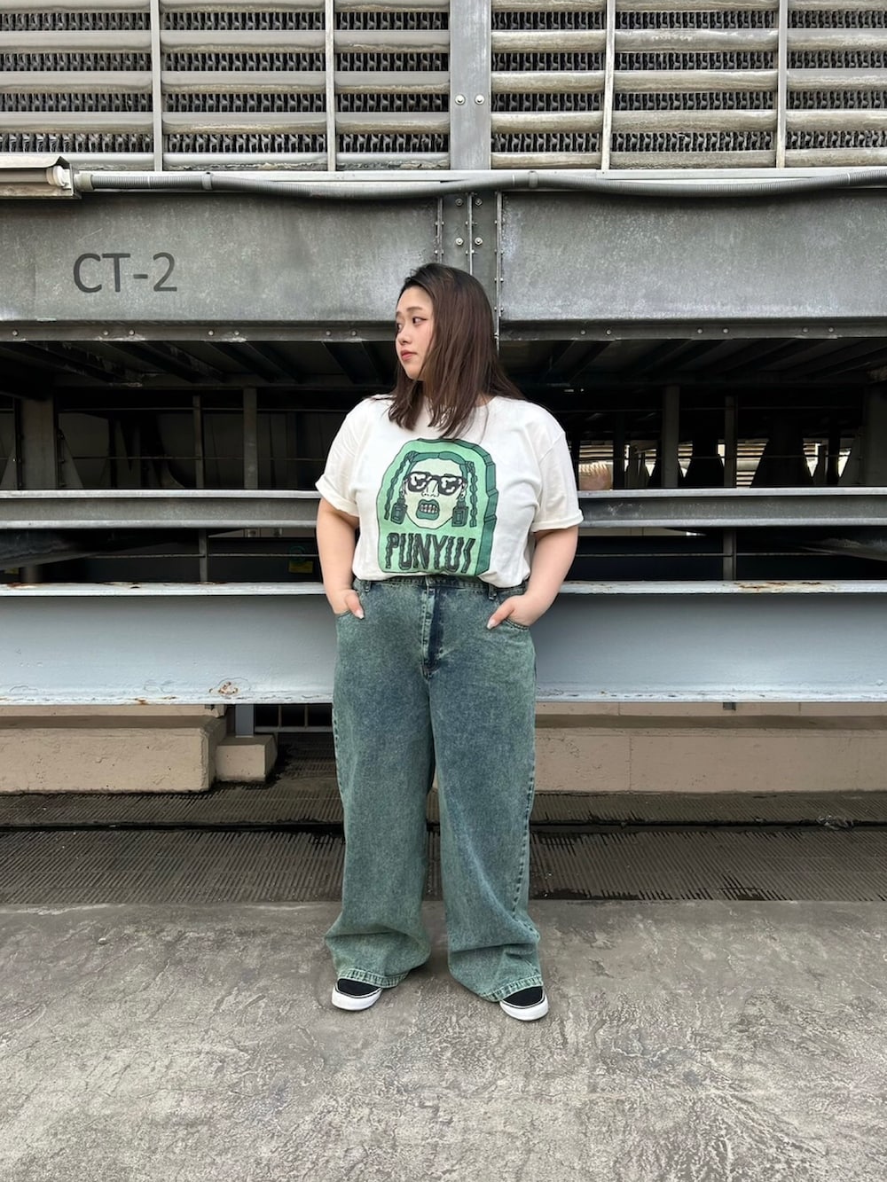 ホワイト系のTシャツ/カットソー、グリーン系のデニムパンツを着用したレディースの春コーディネートの2枚目の写真