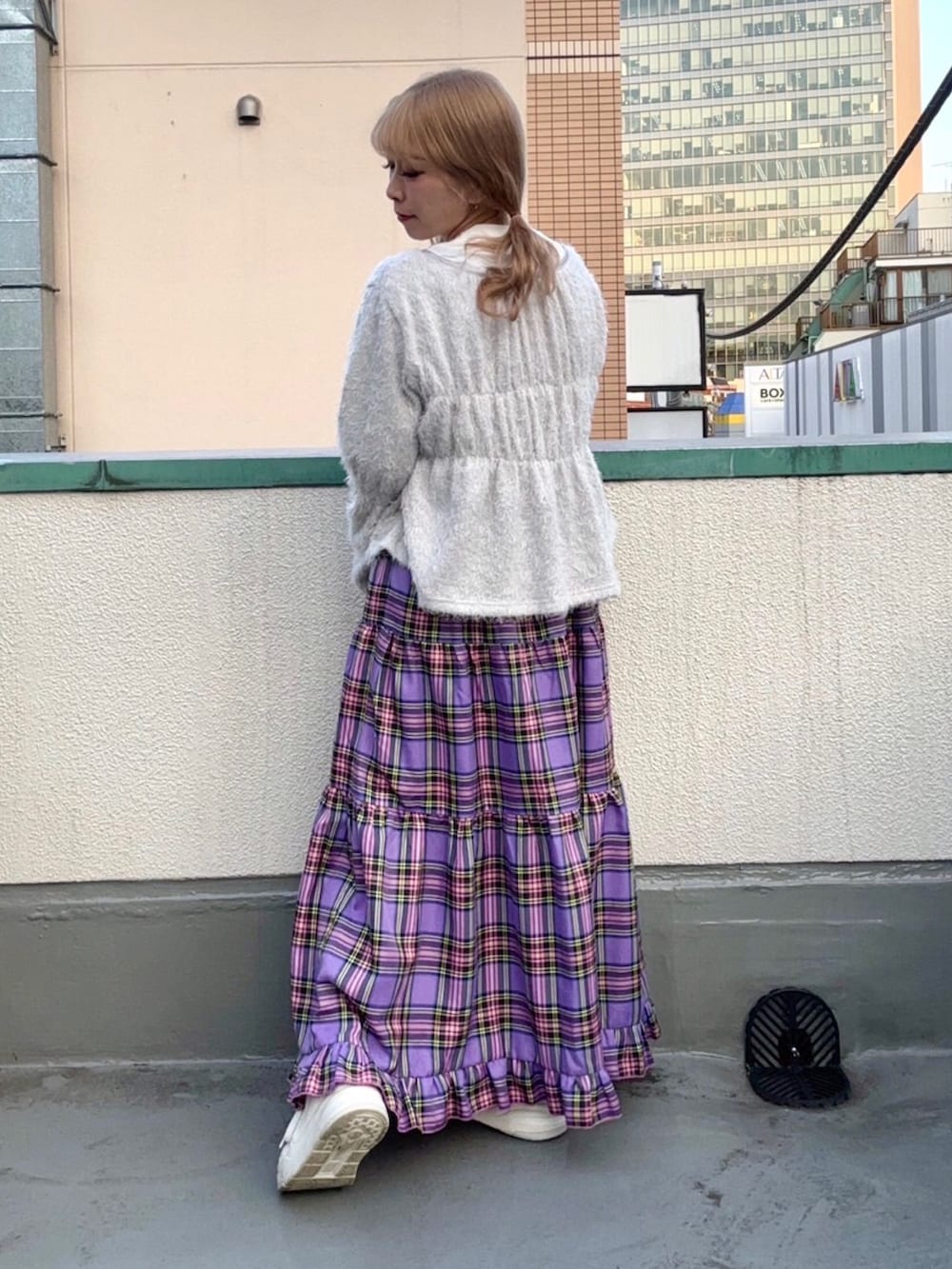 パープル系のスカート、グレー系のカーディガン/ボレロを着用したレディースの秋コーディネートの3枚目の写真