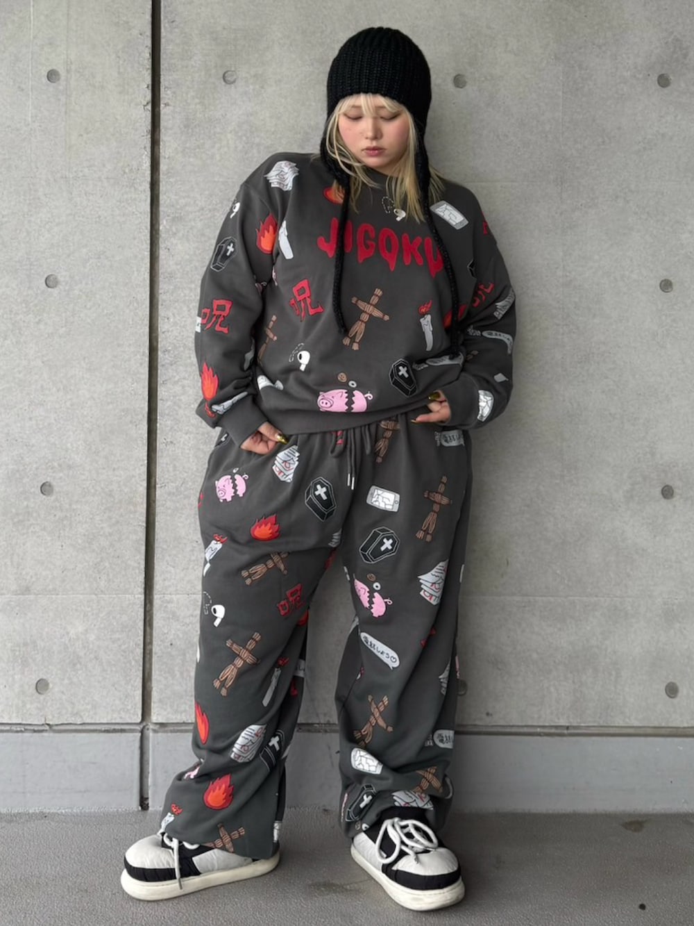 ブラック系のスウェットパンツ、ブラック系のスウェット、ブラック系のニットキャップ/ビーニーを着用したレディースの冬コーディネートの2枚目の写真