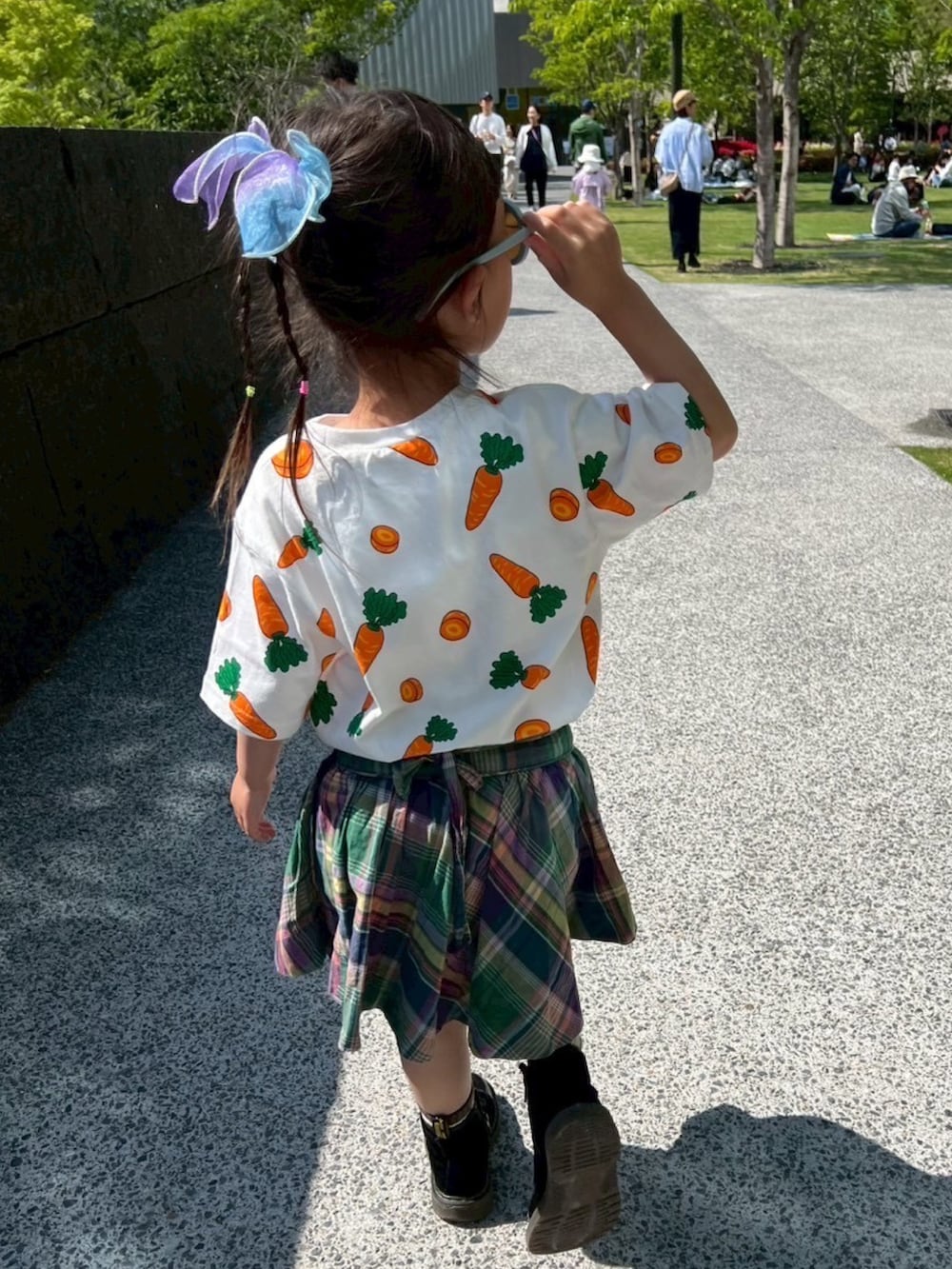 オレンジ系のTシャツ/カットソー、ピンク系のTシャツ/カットソーを着用したレディースの春コーディネートの4枚目の写真