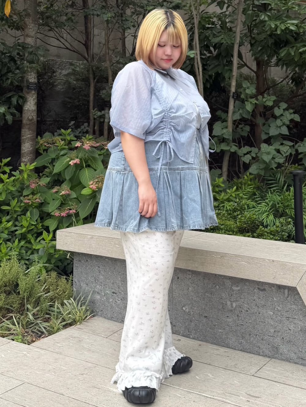 ホワイト系のその他パンツ、ブルー系のデニムスカート、ブルー系のシャツ/ブラウスを着用したレディースの夏コーディネートの3枚目の写真