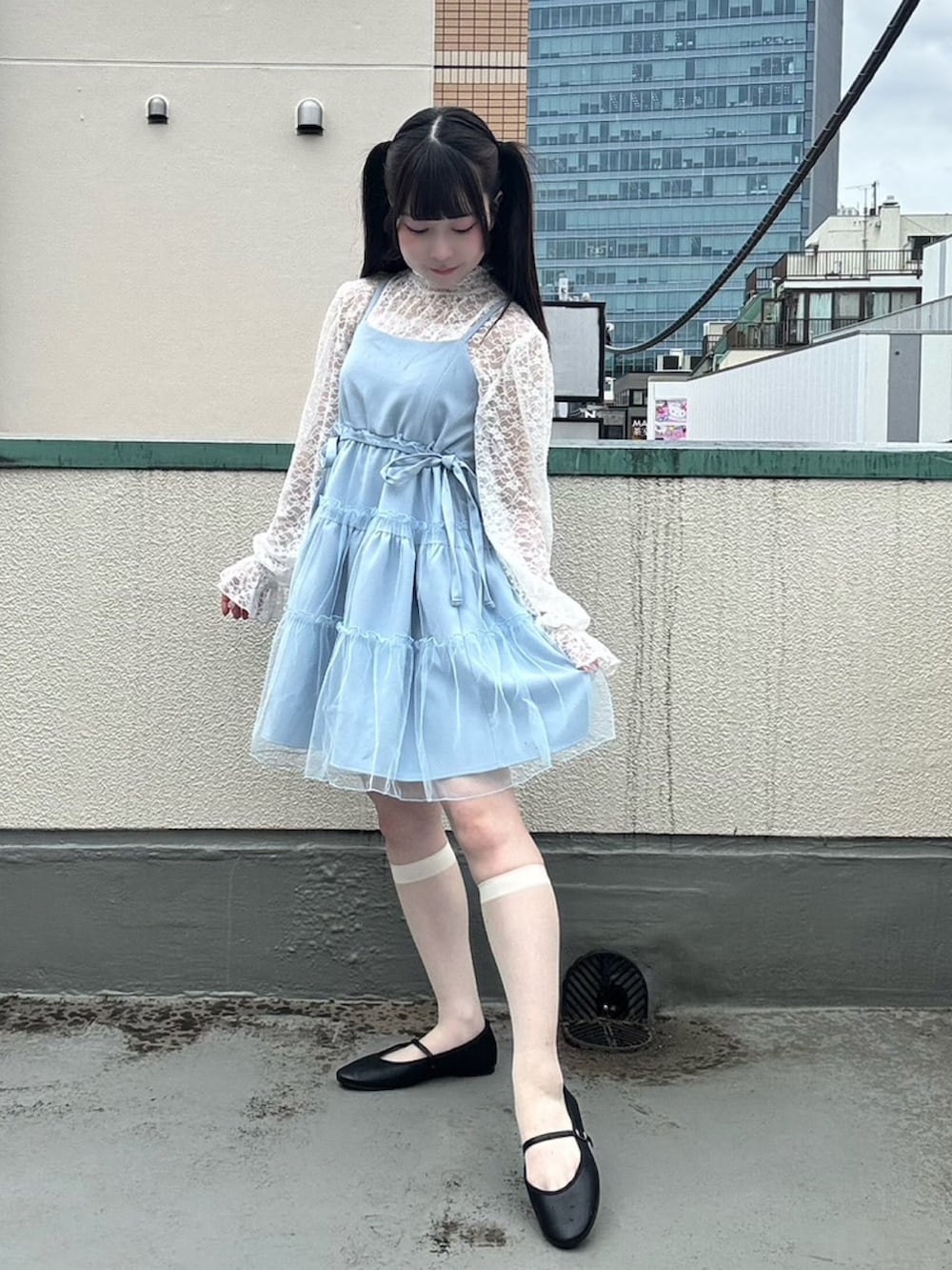 ブルー系のワンピース、ホワイト系のTシャツ/カットソーを着用したレディースの春コーディネートの4枚目の写真