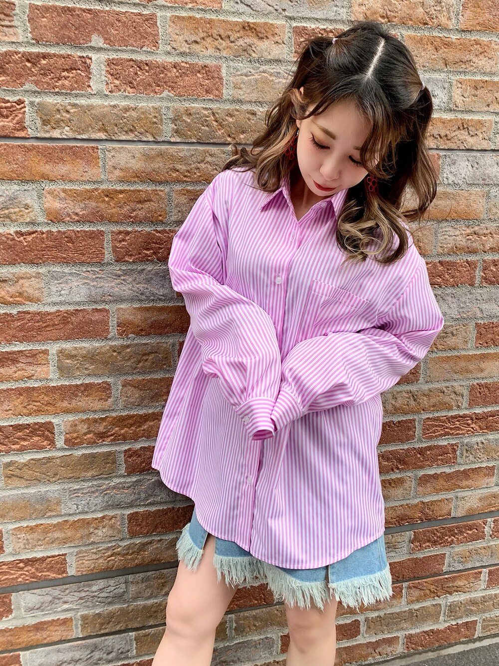 ピンク系のシャツ/ブラウス、ブルー系のデニムスカートを着用したレディースの冬コーディネートの3枚目の写真