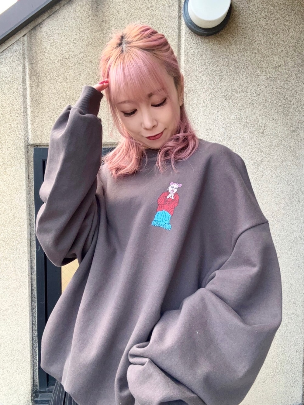 ブラック系のスウェット、ブラック系のスカートを着用したレディースの冬コーディネートの3枚目の写真