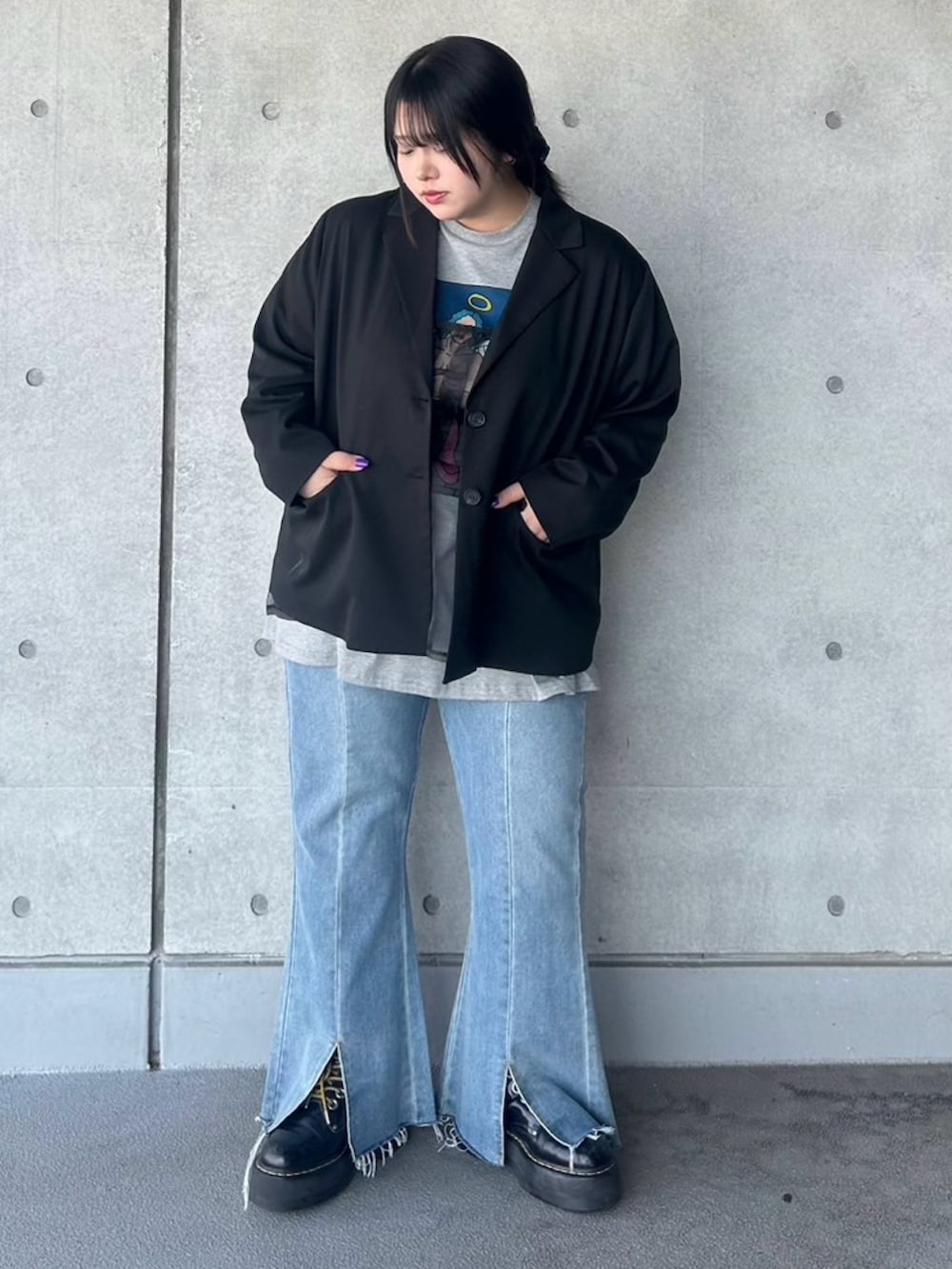 ブラック系のテーラードジャケット、グレー系のTシャツ/カットソー、ブラック系のキャミソールを着用したレディースの春コーディネートの2枚目の写真