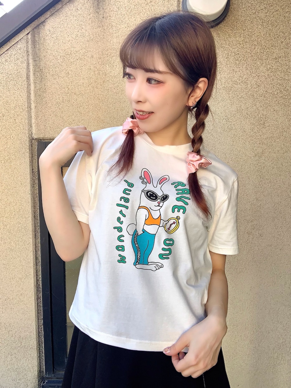ブラック系のワンピース、ブラック系のサンダル、ホワイト系のTシャツ/カットソーを着用したレディースの夏コーディネートの3枚目の写真