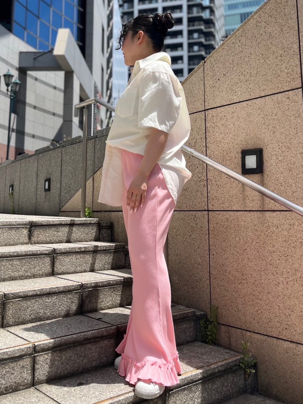 ホワイト系のシャツ/ブラウス、ピンク系のその他パンツを着用したレディースの春コーディネートの2枚目の写真