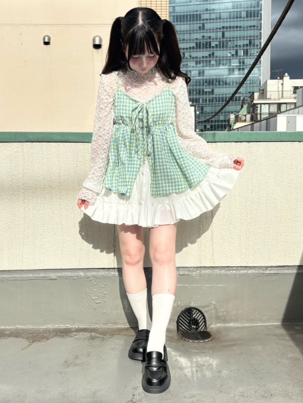 ホワイト系のスカート、イエロー系のキャミソール、ホワイト系のTシャツ/カットソーを着用したレディースの夏コーディネートの3枚目の写真