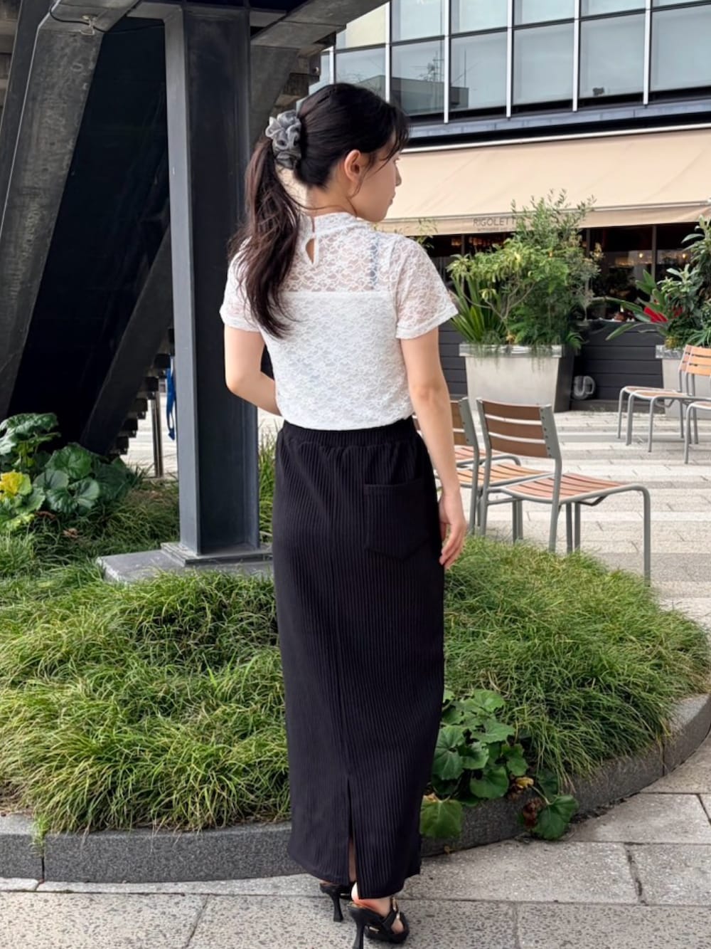 ブラック系のスカート、ホワイト系のTシャツ/カットソーを着用したレディースの夏コーディネートの3枚目の写真