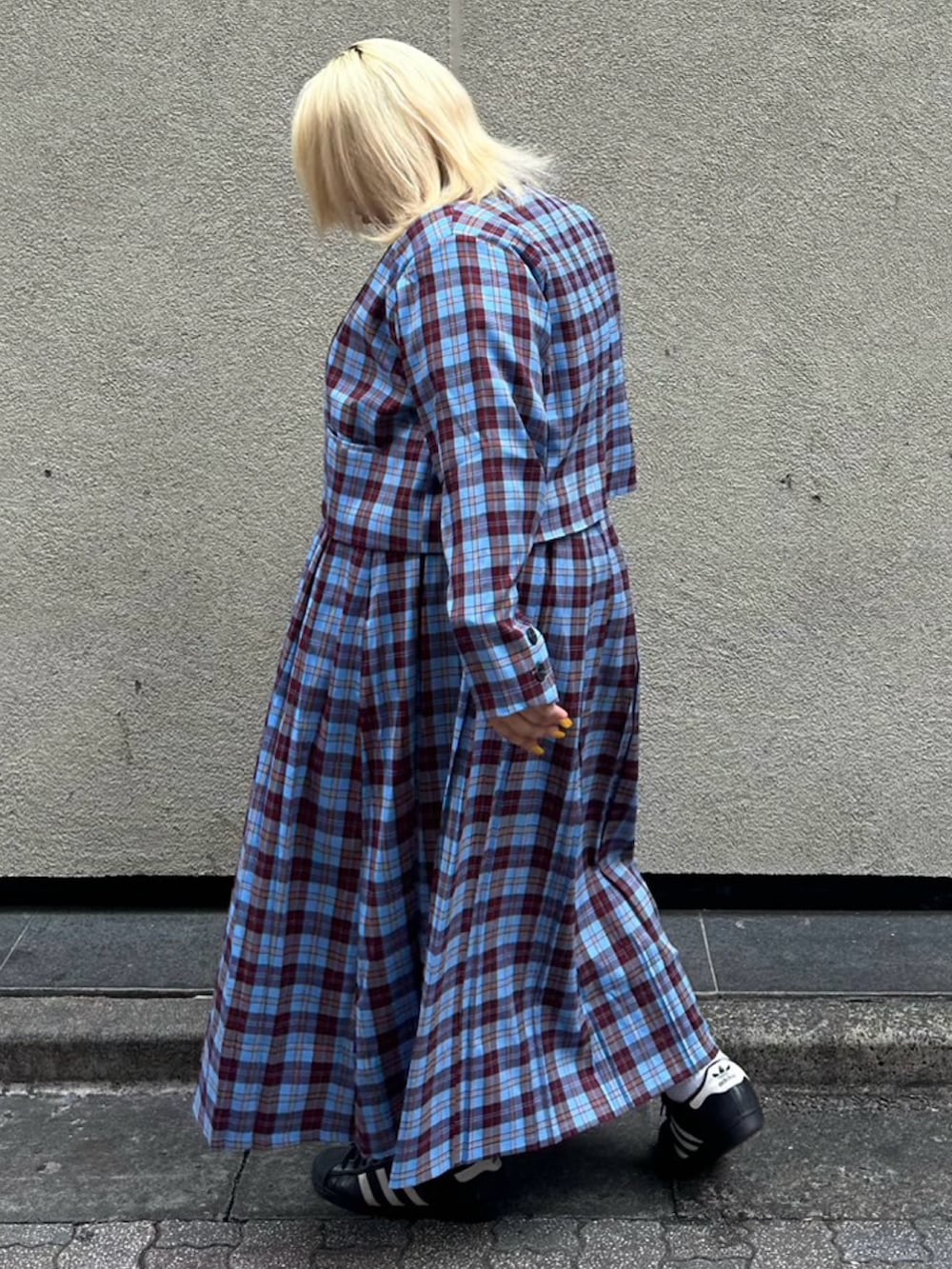 ブルー系のスカート、ブルー系のテーラードジャケット、ブラウン系のTシャツ/カットソーを着用したレディースの秋コーディネートの4枚目の写真