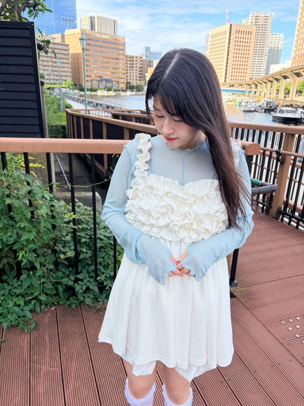 ホワイト系のワンピース、ブルー系のTシャツ/カットソー、ホワイト系のスカートを着用したレディースの秋コーディネートの5枚目の写真