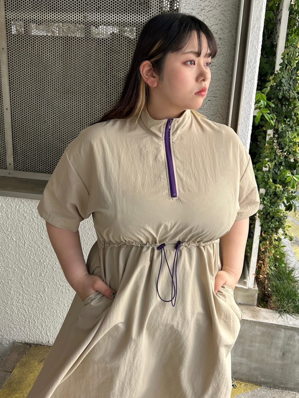 ブラック系のサンダル、ベージュ系のワンピースを着用したレディースの春コーディネートの2枚目の写真