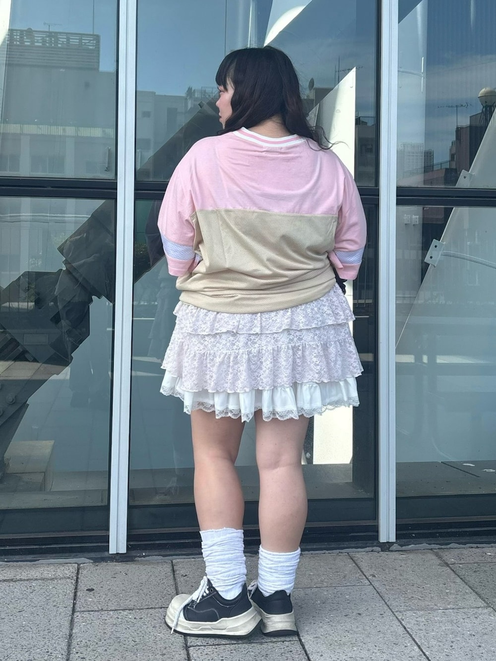 ピンク系のTシャツ/カットソー、ホワイト系のスカート、ホワイト系のワンピースを着用したレディースの夏コーディネートの5枚目の写真