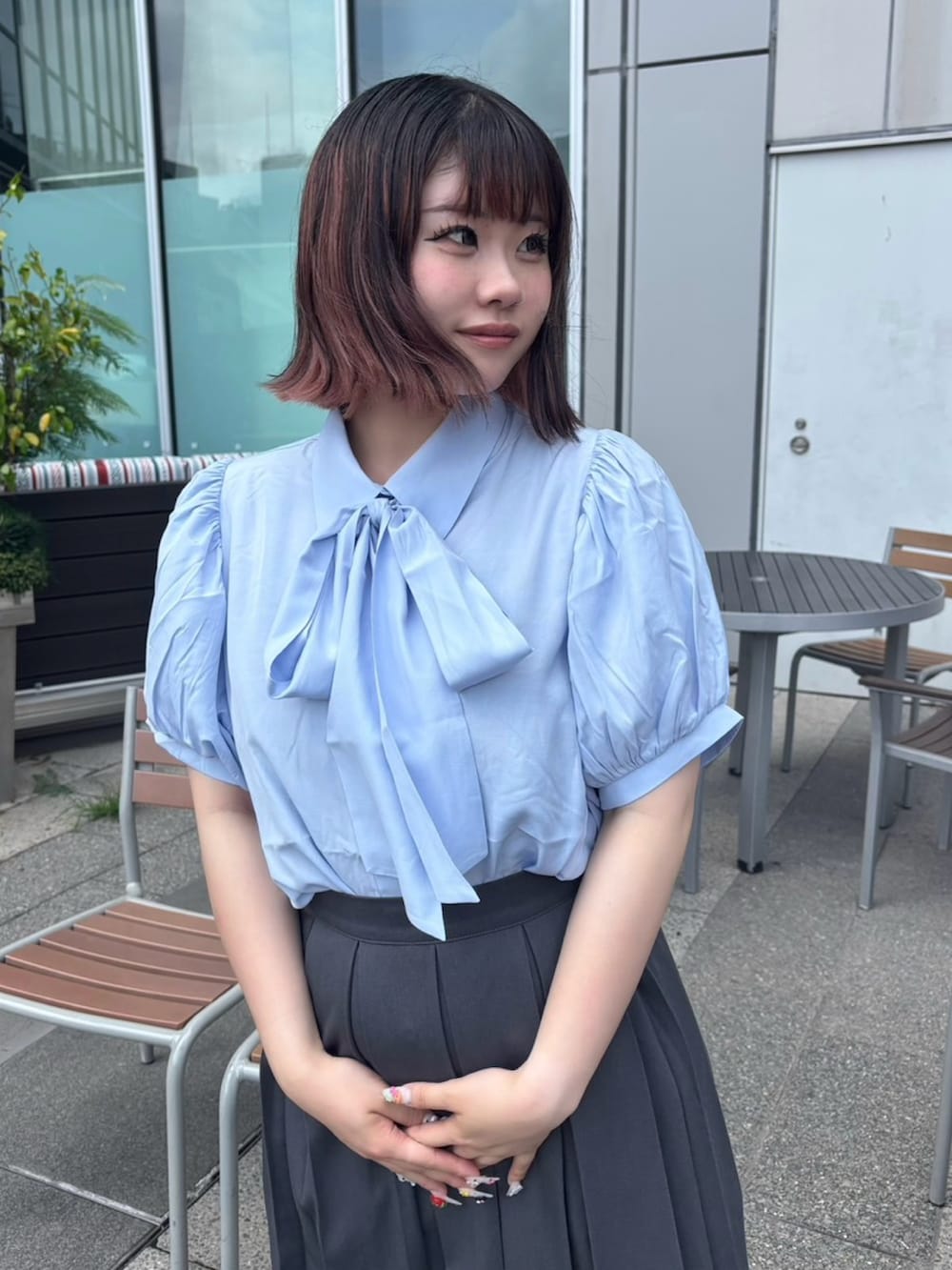 グレー系のスカート、ブルー系のシャツ/ブラウスを着用したレディースの夏コーディネートの3枚目の写真
