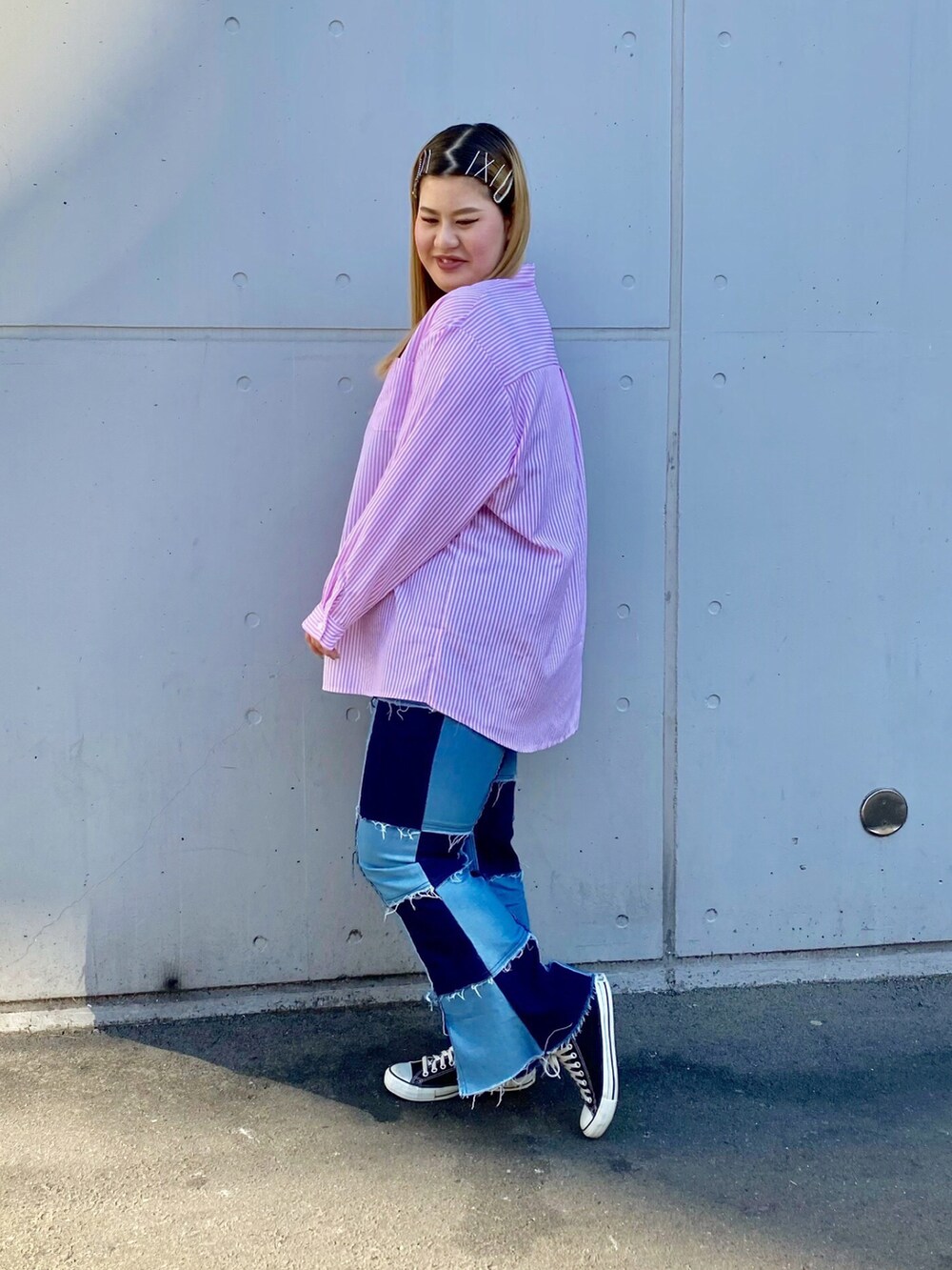 ブルー系のデニムパンツ、ピンク系のシャツ/ブラウスを着用したレディースの冬コーディネートの2枚目の写真