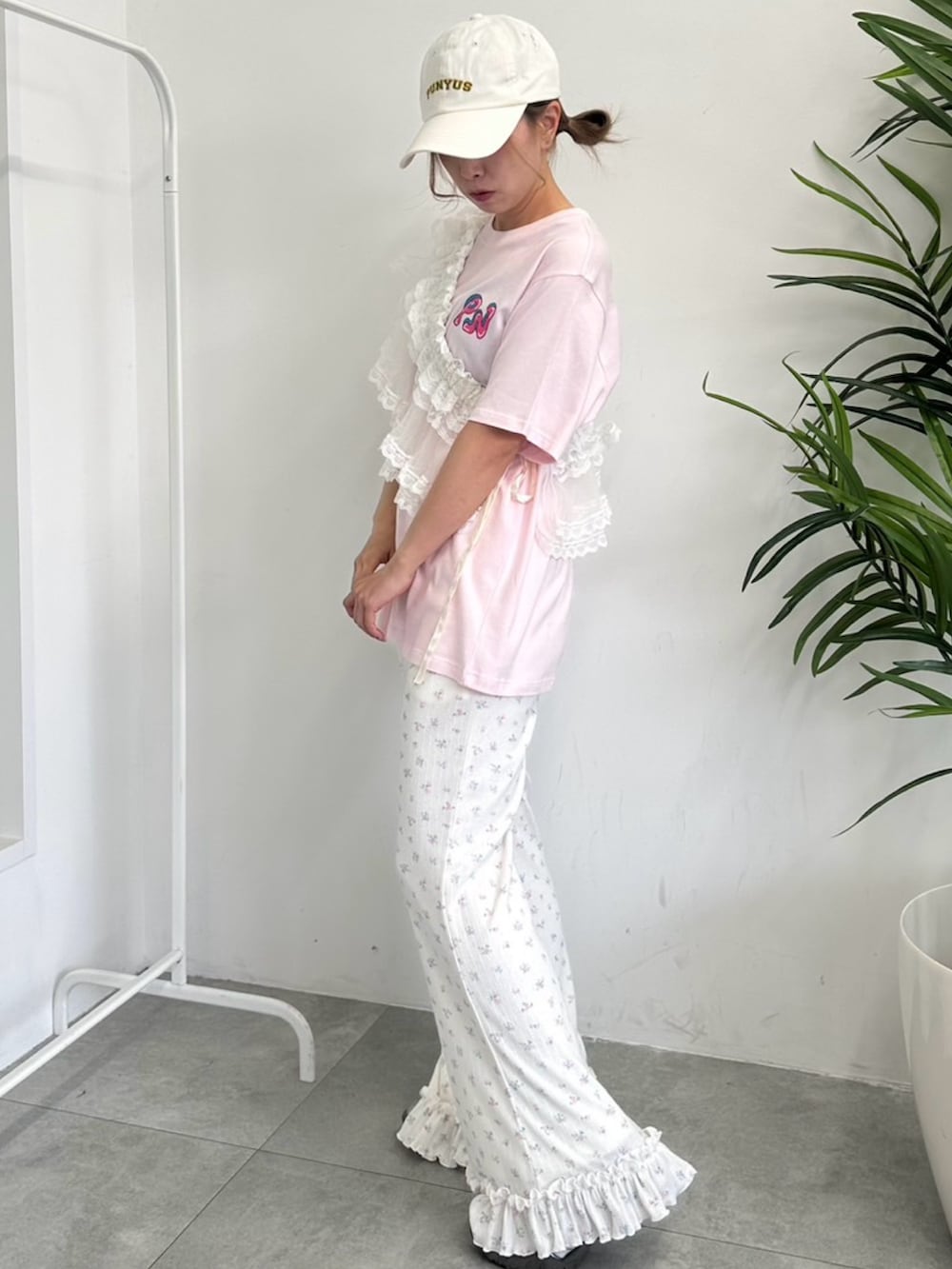 ピンク系のTシャツ/カットソー、ホワイト系のスカート、ホワイト系のその他パンツを着用したレディースの夏コーディネートの4枚目の写真
