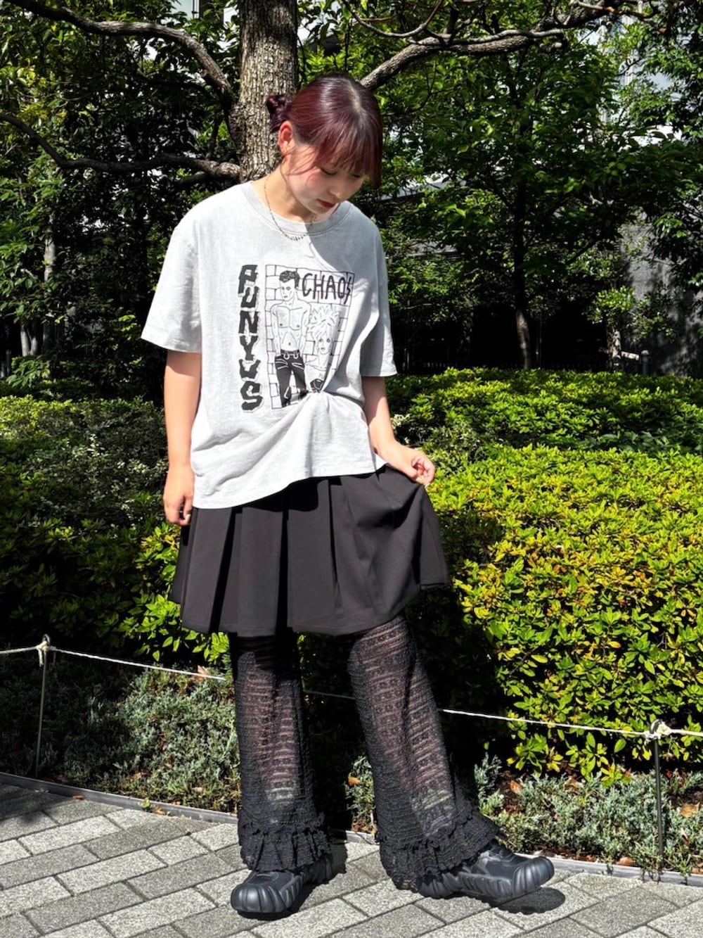 ブラック系のその他パンツ、ブラック系のスカート、グレー系のTシャツ/カットソーを着用したレディースの夏コーディネートの3枚目の写真