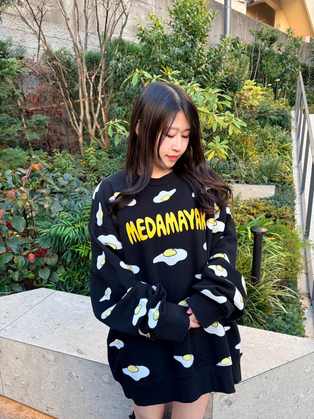 ブラック系のスウェットを着用したレディースの冬コーディネートの2枚目の写真