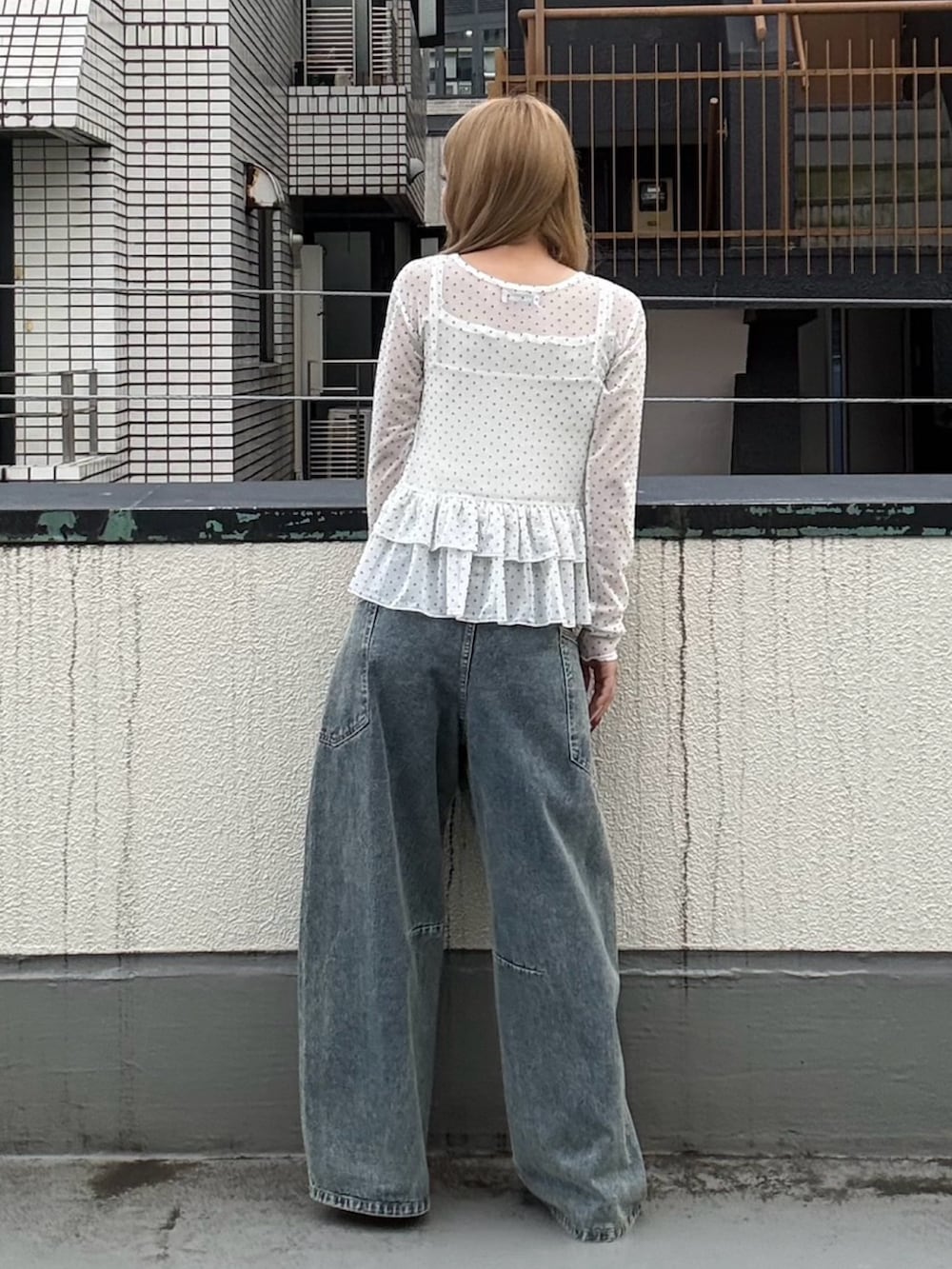 ブルー系のデニムパンツ、ホワイト系のTシャツ/カットソーを着用したレディースの夏コーディネートの5枚目の写真