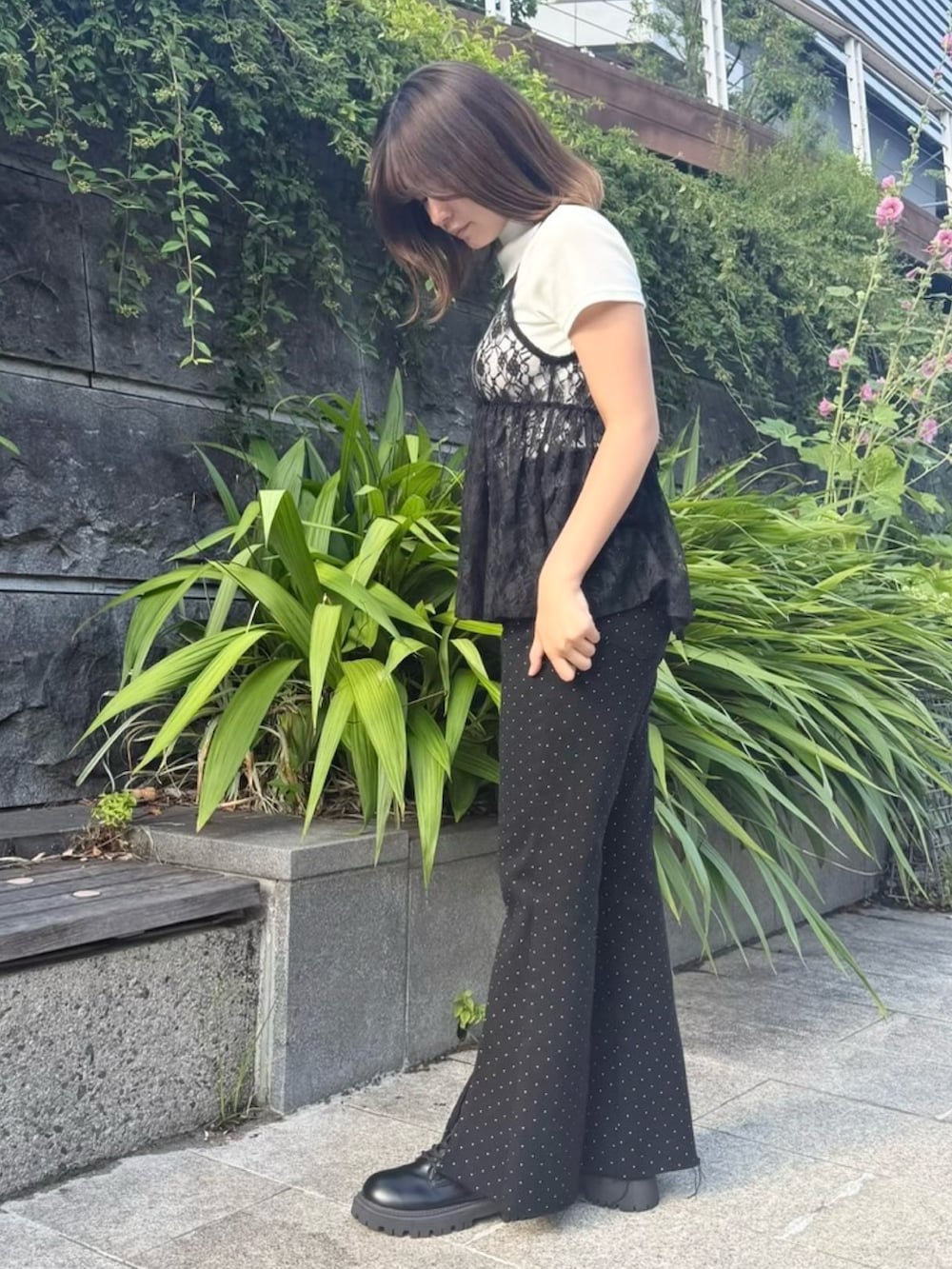 ブラック系のデニムパンツ、ブラック系のキャミソール、ホワイト系のTシャツ/カットソーを着用したレディースの夏コーディネートの4枚目の写真