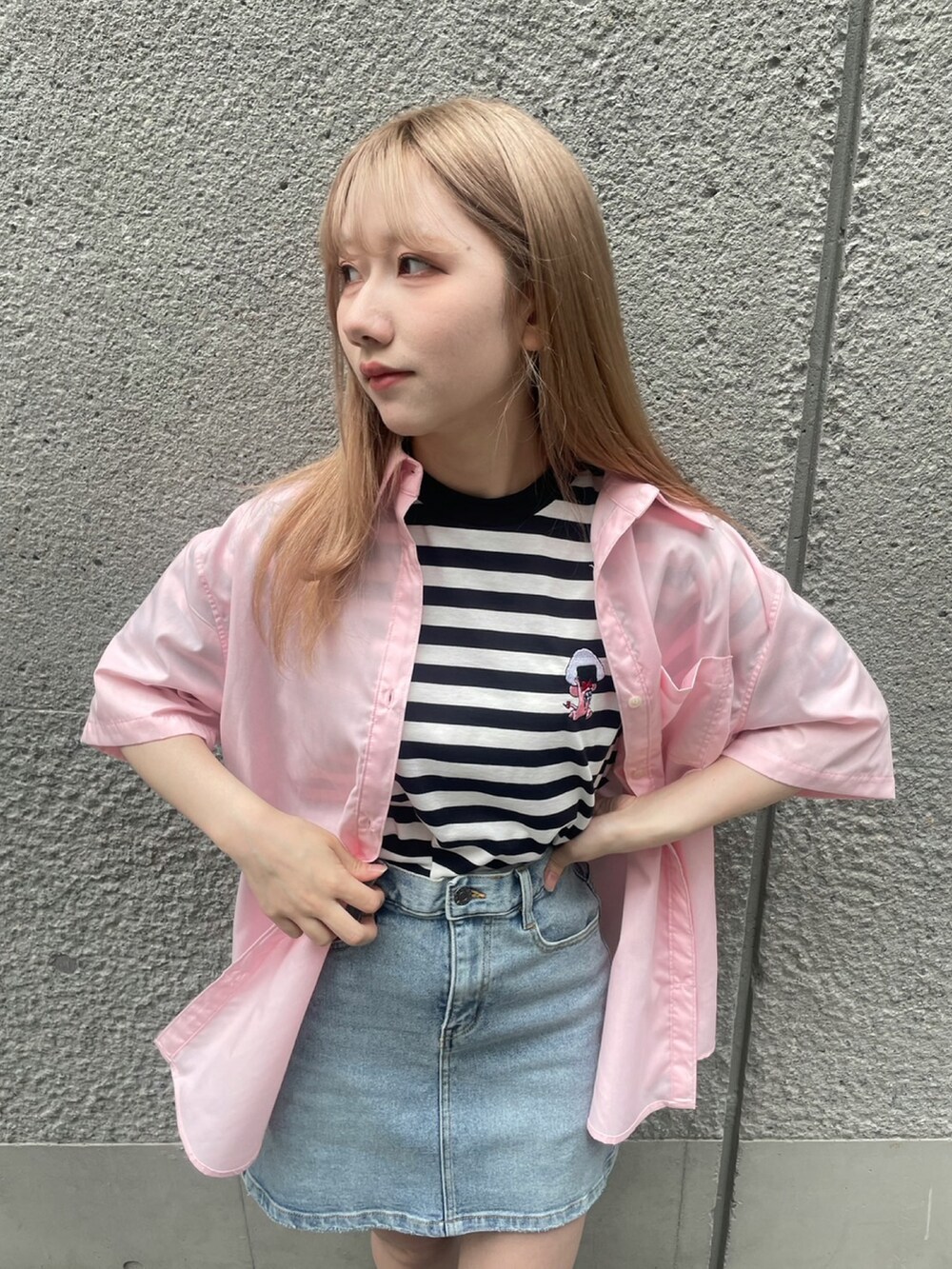 ピンク系のシャツ/ブラウス、その他のTシャツ/カットソー、ブルー系のデニムスカートを着用したレディースの春コーディネートの2枚目の写真