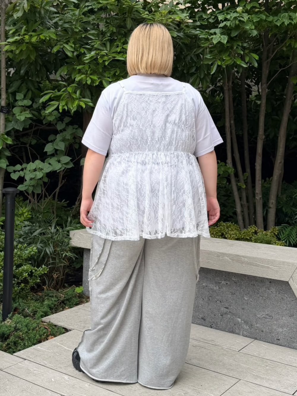 グレー系のスウェットパンツ、ホワイト系のワンピース、パープル系のTシャツ/カットソーを着用したレディースの夏コーディネートの4枚目の写真