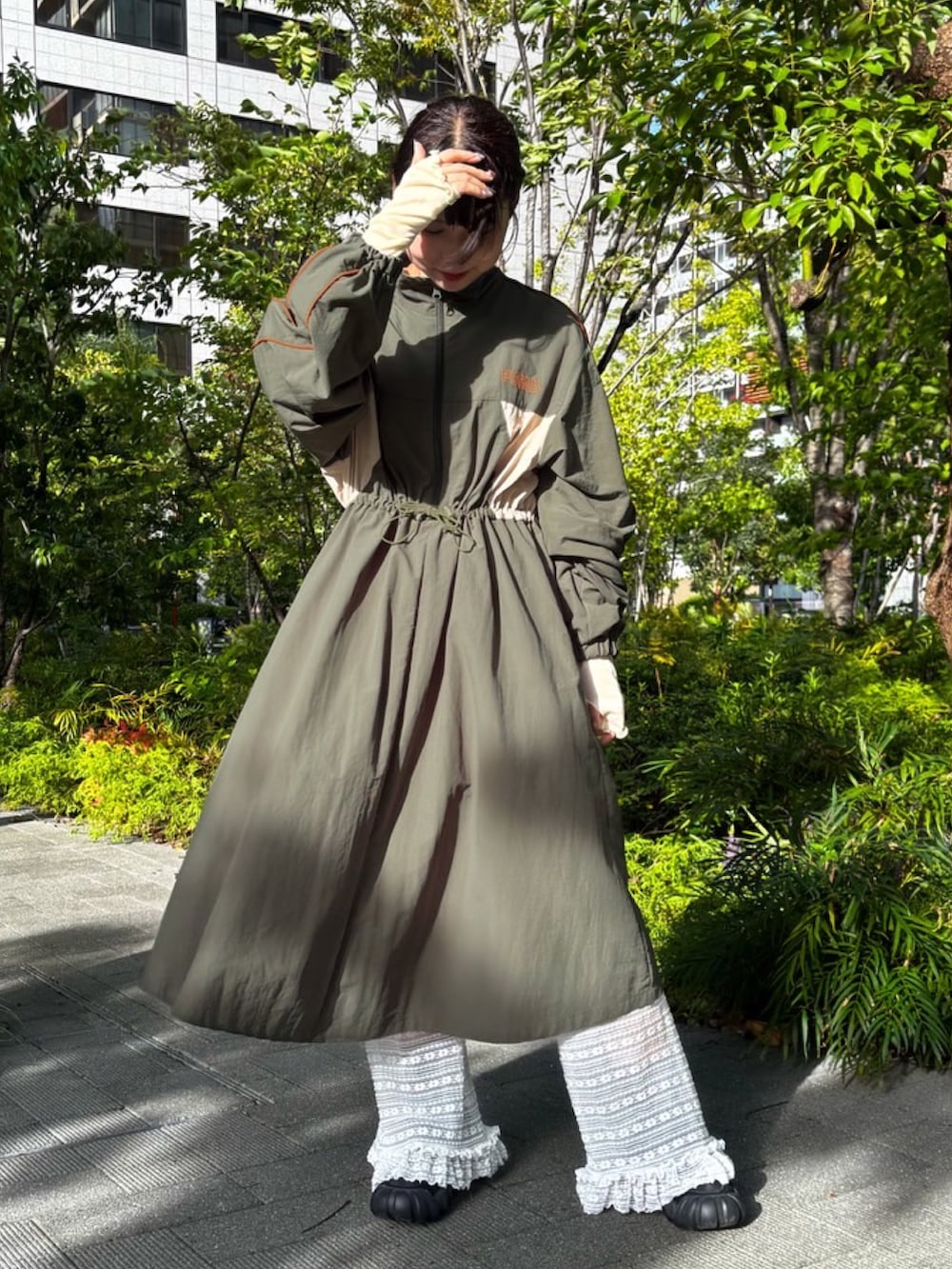 グリーン系のワンピース、イエロー系のTシャツ/カットソー、ホワイト系のその他パンツを着用したレディースの秋コーディネートの2枚目の写真