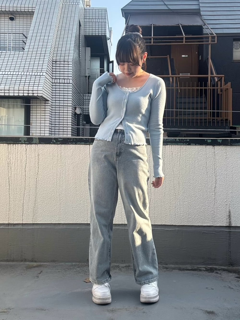ブルー系のデニムパンツ、ブルー系のカーディガン/ボレロを着用したレディースの春コーディネートの2枚目の写真