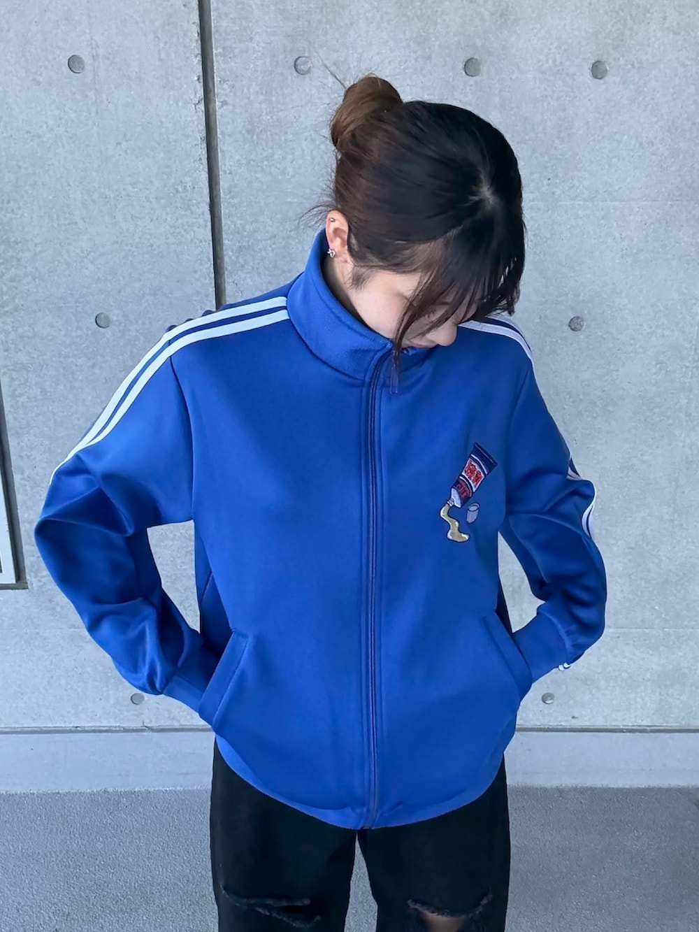 ブラック系のデニムパンツ、ブルー系のジャージを着用したレディースの冬コーディネートの3枚目の写真