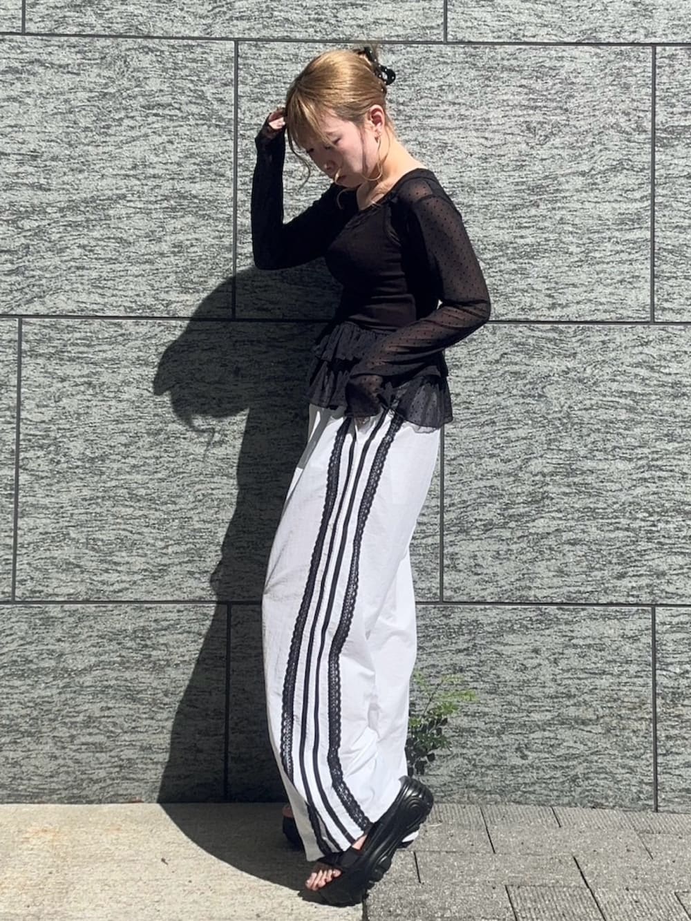 ホワイト系のその他パンツ、ブラック系のTシャツ/カットソーを着用したレディースの夏コーディネートの5枚目の写真