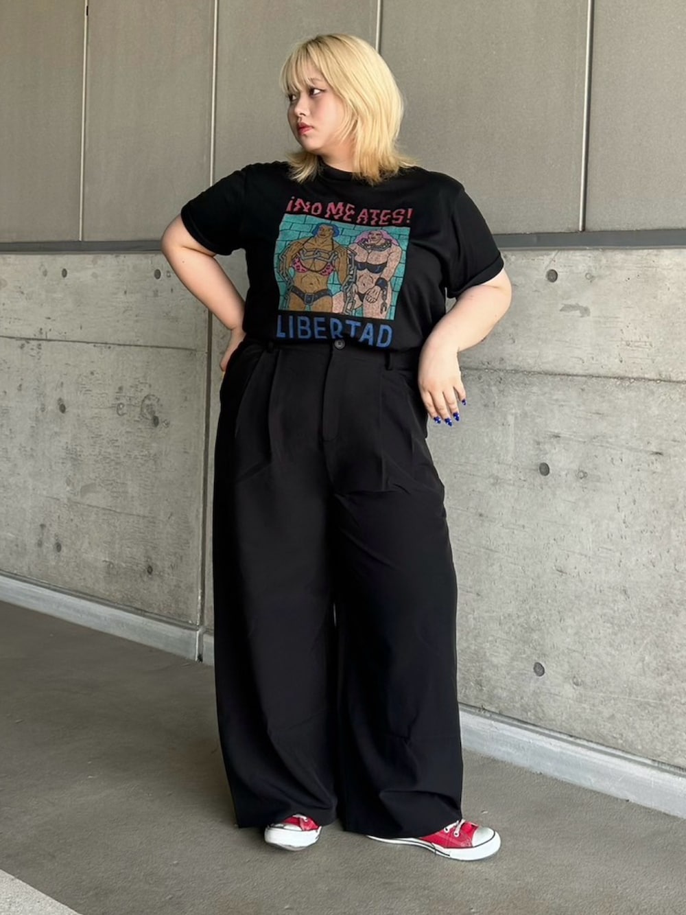 ブラック系のその他パンツ、ブラック系のTシャツ/カットソーを着用したレディースの秋コーディネートの2枚目の写真