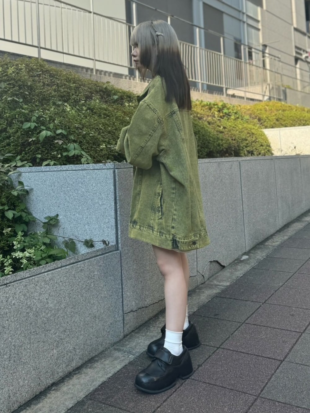イエロー系のデニムジャケット、ホワイト系のTシャツ/カットソーを着用したレディースの秋コーディネートの2枚目の写真