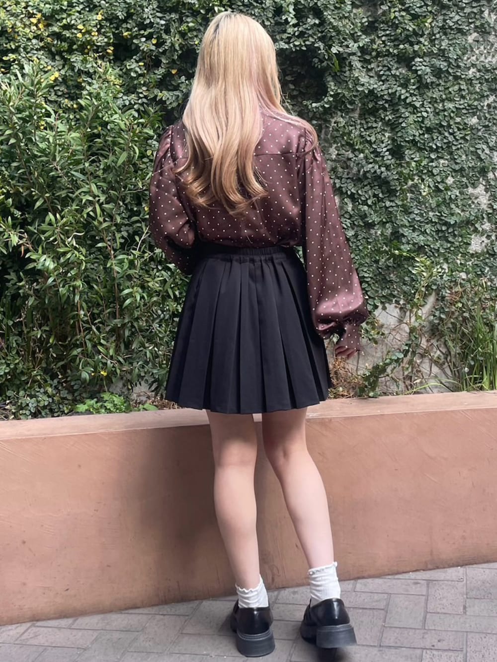 ブラウン系のシャツ/ブラウス、ブラック系のスカートを着用したレディースの春コーディネートの4枚目の写真