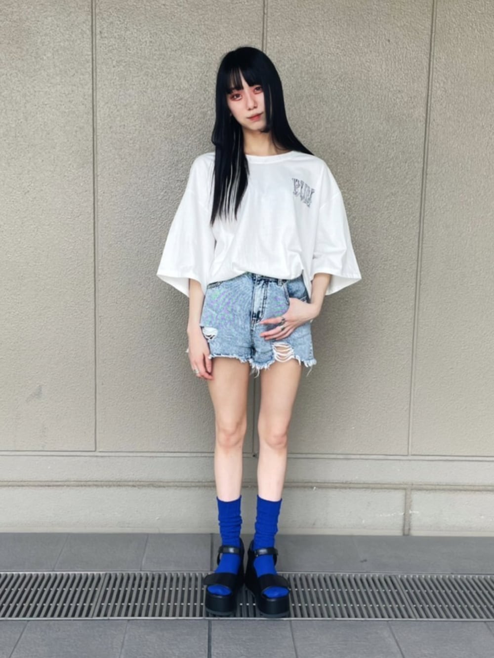 ブラック系のサンダル、ブラック系のベスト、ホワイト系のTシャツ/カットソーを着用したレディースの春コーディネートの2枚目の写真