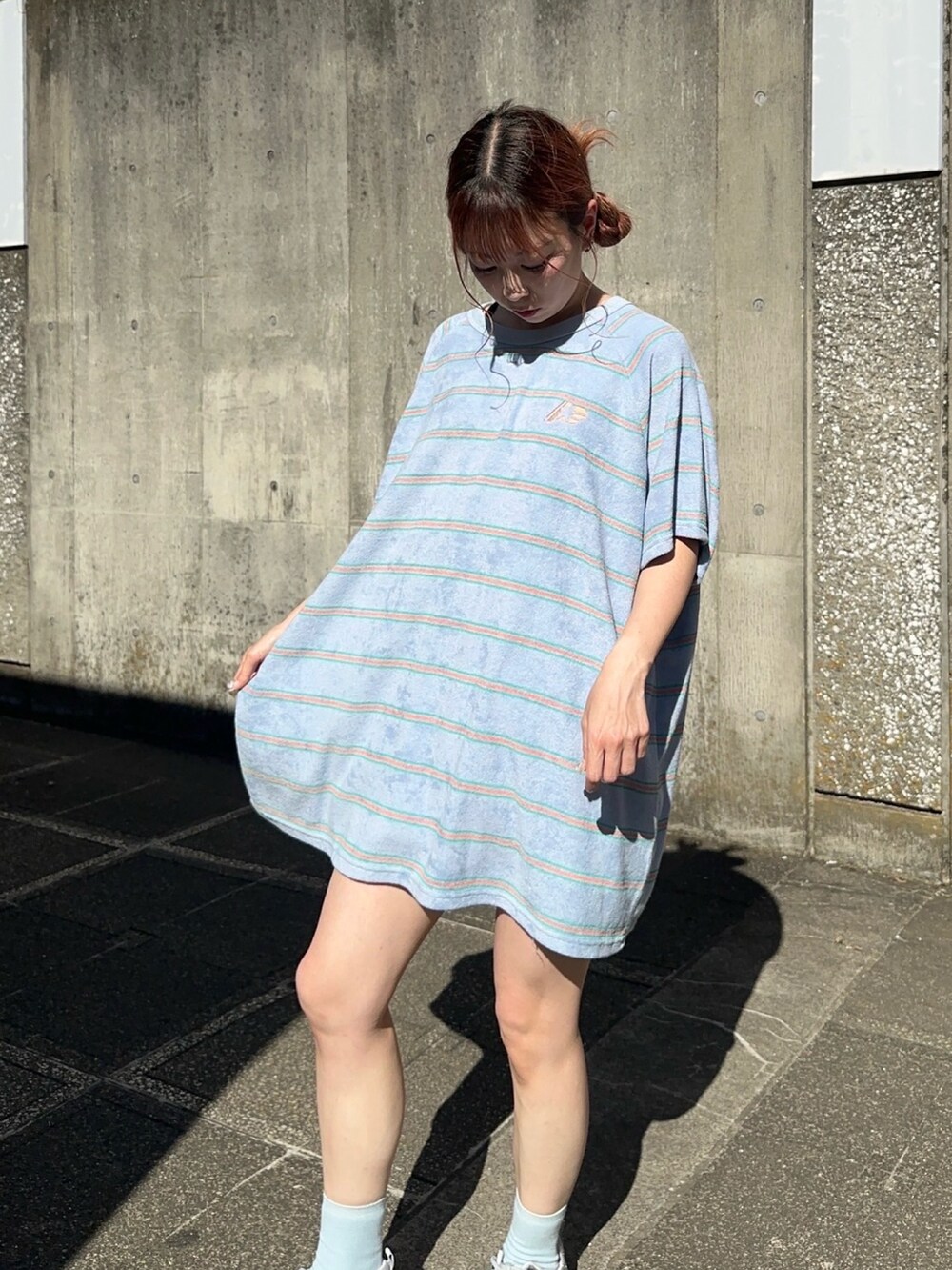 ブルー系のTシャツ/カットソー、ブルー系のデニムパンツを着用したレディースの夏コーディネートの2枚目の写真