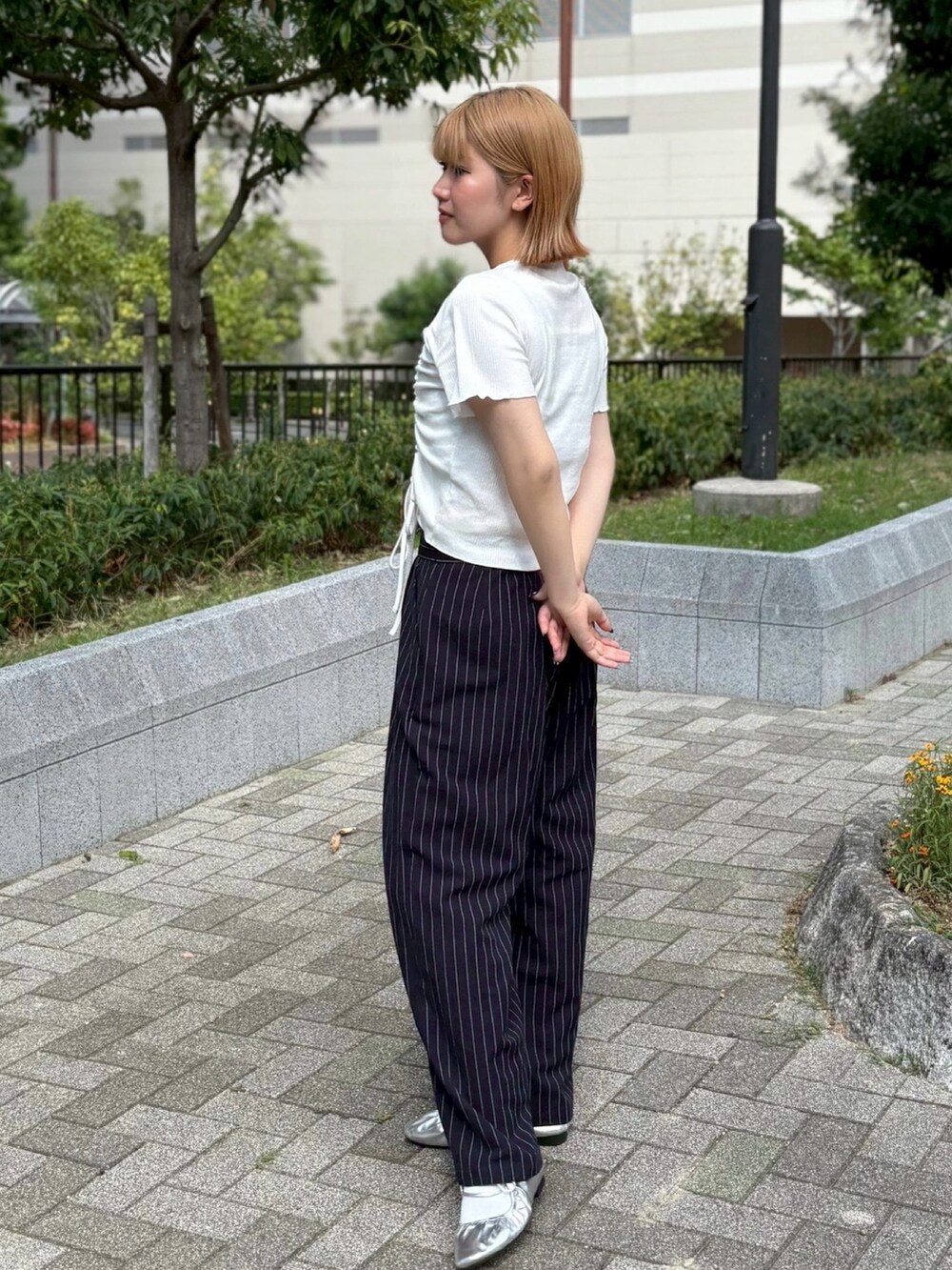 ブルー系のその他パンツ、ホワイト系のTシャツ/カットソーを着用したレディースの夏コーディネートの3枚目の写真