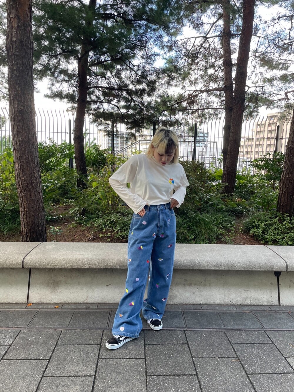 ホワイト系のTシャツ/カットソー、ブルー系のデニムパンツを着用したレディースの秋コーディネートの2枚目の写真